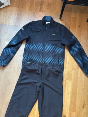 Lacoste tracksuit - Helt ny unik Lacoste tracksuit. Riktigt bekväm och användbar.  Size S/M