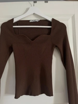 Brun ribbad topp från NA-KD - Säljer en brun ribbad topp från NA-KD, aldrig använd! 