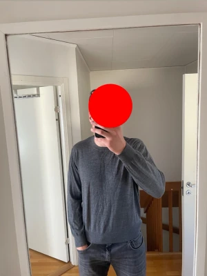 Stickad tröja  - Stickad tröja i grå. Den är lätt att styla och perfect till hösten. 