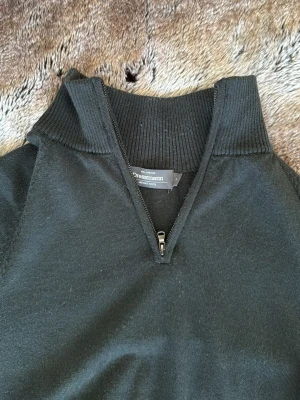 100% Merino Halvzip - Tja! Säljer min 100% merinoull halvzip från dressman! Storleken är S och passar på dig upp till 180cm! Tröjan är väldigt skön och passar perfekt året om ✌🏼 Nypris ligger på över 750kr, och skicket är mycket bra då jag inte riktigt använt den mycket. Vid frågor eller funderingar är det bara att höra av sig 📥mitt pris är ej hugget i sten så det är också bara att komma med förslag! 🤙🏼
