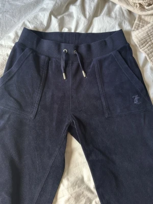 Mörkblå juicy couture mjukisbyxor  - Säljer ett par marinblå juicy couture byxor i xs, superfina och värdigt bekväma 💓