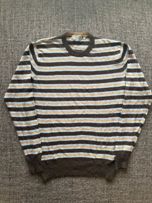 Montego tröja ~ stickad  - Sjukt eftertraktad Montego tröja ~ vintage randig modell | st M | randig design | vintageplagg i bra skick | äldre modell som inte längre tillverkas och därför är svår att hitta | sällsynt 2000’s modell | OBS kan gå ner lite i pris vid snabb affär! 🏄 
