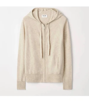 Soft goat zip - Soft goat zip hoodie. Storlek S, upplever den mer som en XS om jag jämför med mina andra soft goat zip hoodies som är i strl S. Måttligt använd. Har två små fläckar på höger ärm (inget jag tycker är märkvärdigt vid användning, se bild 7, det går säkert att få bort hos en kemtvätt). Dessutom tre st pyttesmå hål bakom luvan, (se bild 5). Verkligen inget som syns med tanke på att luvan hänger över (bild 6). Nypris är ca 2900kr, säljes för 500kr. ❤️