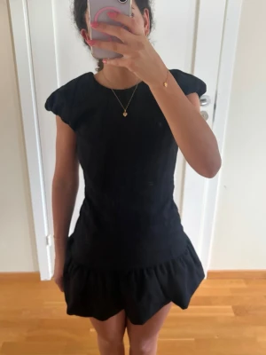 Svart klänning - Svart klänning från Zara. Går inte att köpa längre på deras hemsida. Storlek S❤️helt oanvänd med lapp kvar