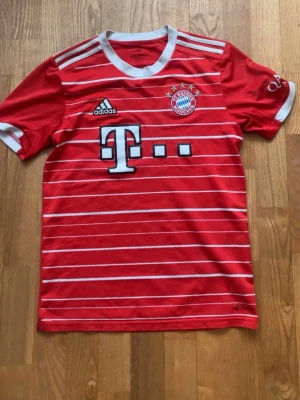 Röd Bayern München matchtröja Adidas - Bayern München tröja i storlek S. Bra skick utan defekter. Skriv vid mer frågor!