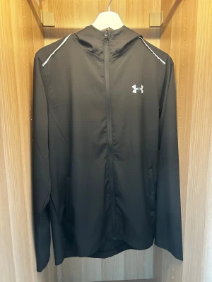 Under armour windbreaker  - Stl M. I princip helt ny