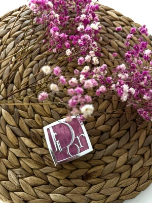 Dior rosa puderblush - Säljer ett puderrouge från Dior i en snygg, kall rosa nyans. Kommer i en elegant fyrkantig dosa med spegel och silverfärgad logga på locket. Perfekt för att ge kinderna en fräsch och ungdomlig look.