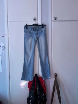 Bootcut jeans - Ett par jättefina lågmidjade bootcut jeans i storlek 26. Säljer då de är för små för mig.