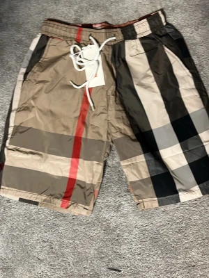 Burberry shorts  - Säljer snygga Burbery short köp snabbt !! De är riktigt nice bra pris också passsar S tror jag men m mest 