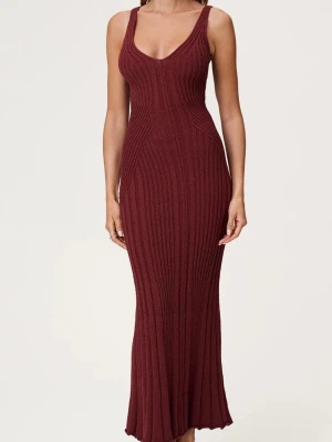 Adoore Lugo maxi dress burgundy  - Snygg vinröd långklänning från Adoore storlek 46 (passar M-XXXL, väldigt figursydd och stretchig som passar de flesta. Även över 175 cm i längd ungefär, endast testad) i ribbad stickad kvalitet. Klänningen ”lugo maxi dress” i färgen burgundy har en v-ringning, breda axelband och figurnära passform som framhäver siluetten. Perfekt för dig som vill ha en enkel men ändå trendig look. Ordinarie pris 1495 kr.