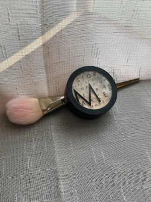 Make Up Store Wonder Powder (Sinai) + Real Techniques Borste - Säljer ett populärt mineralpuder från Make Up Store tillsammans med en sminkborste från Real Techniques. Pudret är Make Up Stores ikoniskt finmalda Wonder Powder i nyansen Sinai. Det ger huden en fantastisk lyster, jämnar ut hudtonen och har ett subtilt, fint skimmer som ger en fräsch "glow finish".  Produkt: Make Up Store Wonder Powder (11 g)  Nyans: Sinai  Skick puder: Använt endast enstaka gånger, mycket produkt kvar och självklart rengjord dosa.  Borste: Real Techniques (mjuk puder/blushbors