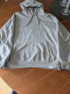 Grå hoodie från Les Deux - Från Les Deux | Storlek Small | Bra skick | Grå | 