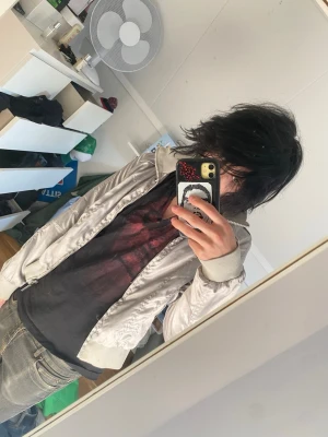 Silvrig bomberjacka seggsy YSL style bby - Snygg silvrig bomberjacka mycket nice o sexy för dig som vill se ut som nån från en gammal ysl runway men är fattig och patetisk köp gärna två små fläckar på baksidan men borde nog gå bort i tvätten