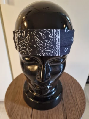 Bandanas/hårband - Bandanas/hårband  färgade. Elastisk. 23 cm bredd.6 cm hög. Trikåtyg. Elastisk. Andningsbar. Rynkfri. Polyester.