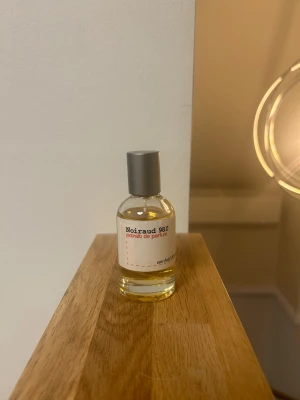 One Bold Chemist Noiraud - Säljer min One Bold Chemist Noiraud parfym som är inspirerad av Tom Ford Noir Extreme. Doften har en fyllig och kryddig blandning av kardemumma, saffran och muskot. Den är perfekt nu inför hösten/vintern. Köparen får även ett random sample på köpet.