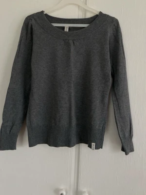 Grå tröja från Esprit de.corp - Mysig grå tröja från Esprit de.corp med rund halsringning och ribbade muddar vid ärmslut och nederkant. Enkel och stilren design som passar perfekt till jeans eller kjol. Tillverkad i mjukt material för extra komfort. Storlek M, men upplevs som S/XS.
