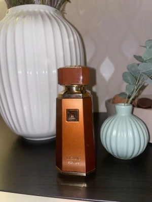 Liquid Brun - French Avenue - Söt och varm unisex-doft med vanilj, kryddor och träiga toner. Väldigt lättburen och passar perfekt till höst/vinter.  Ca 90–95 ml kvar. Originalbox medföljer, men har en liten defekt som syns på sista bilden.