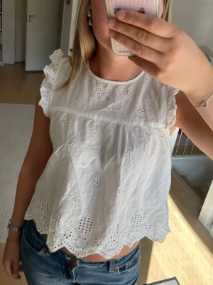 Vit blus  - Säljer en fin vit blus från Only i storlek 34/XS, fint skick!! Nypris 399kr