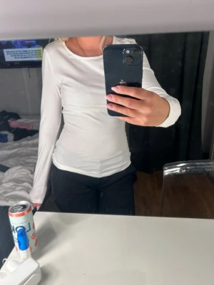 Tunn långärmad tröja - En tunn långärmad tröja från h&m i storlek xs, aldrig använd