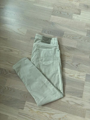 Jacob Cohen jeans w31 - Superfina populära och eftertraktade Jacob Cohen jeans i w31 säljes. 108 total längd och 42 cm breda i midjan. Sällsynt badge! Inga hål eller fläckar i utmärkt topp skick och tveka inte vid minsta fråga eller fundering!