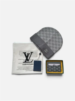 Lyxigt Accessoar-Set Grå (Mössa + Korthållare) - Säljer ett helt nytt och matchande set i stilren grå färgskala. Perfekt kombo för att uppgradera stilen eller som present. Detta ingår:  Stickad Mössa: Mjuk och varm i grått schackmönster med uppvikt kant och patch. Helt ny med tags och skyddspåse.  Korthållare: Grå/svart med klassiskt mönster. Plats för flera kort. Levereras i tillhörande ask. Säljs som bundle till ett extra bra paketpris. Skickas snabbt och spårbart! Hör av dig vid frågor.