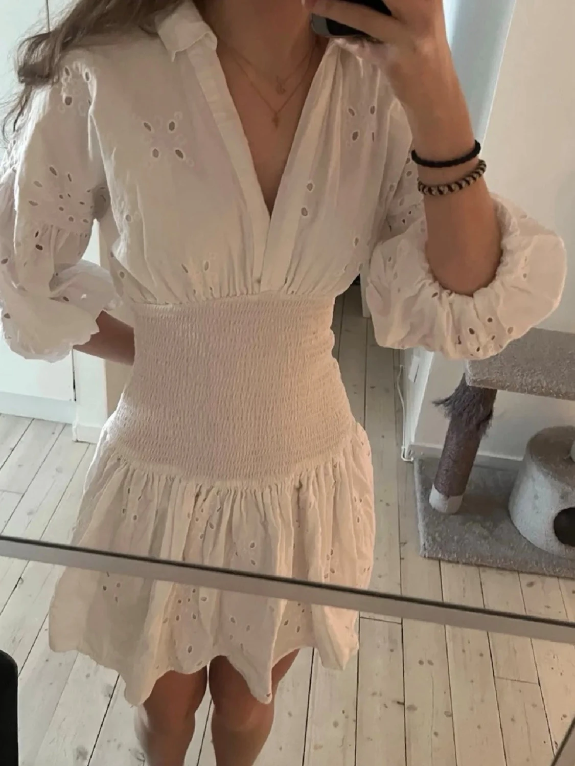 Vit kort klänning med broderade detaljer - 1