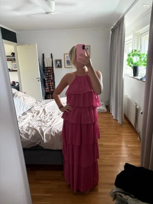 Rosa långklänning med volanger - En så himla fin rosa långklänning, från boohoo i storlek 38💓💓💓