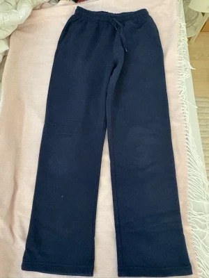 Low waist mjukisbyxor  - Jättefina låg midjade mjukisbyxor från Gina Tricot, alldeles för korta för mig :) (är 169)💞använda nån gång