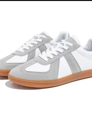 Vita och grå maison margiela  - Snygga sneakers i vitt och ljusgrått maison margiela gats