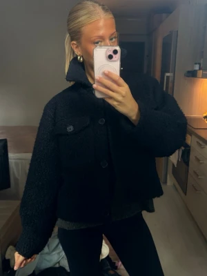 Marinblå kappa - Köpt på Gina för 400kr, ”teens” avdelning strlk 170. Jag är 168cm o bär vanligtvis xs/s. Avtagbar pälskrage