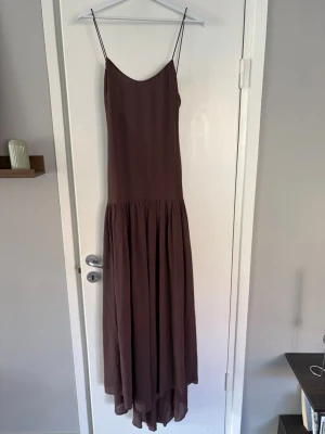 Klänning från Arakii Lycka dress  - Säljer denna otroligt fina klänningen från Arakii då den tyvärr är för liten för mig. Endast testad med prislapp kvar!💕 nypris: 2800kr