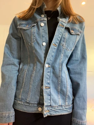Jeansjacka  - Snygg blå jeansjacka i klassisk modell💙Jackan är i fint skick och passar perfekt nu i sommar! 