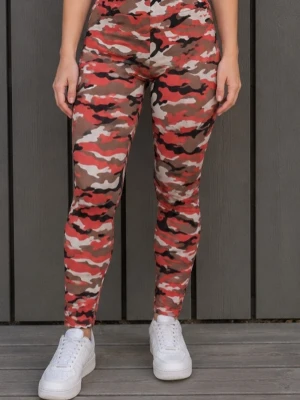 Camo leggings i rött och beige - Snygga leggings med camomönster i orange, beige, vitt och svart. De har hög midja och smal passform som sitter tight längs benen. Perfekta för dig som vill sticka ut med en cool och trendig stil.