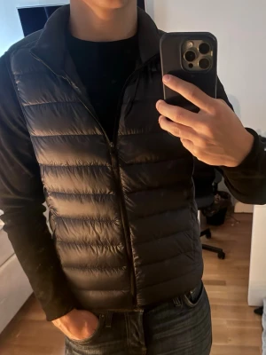 Svart dunväst från Uniqlo - Marinblå fin väst från uniqlo inga defekter. 