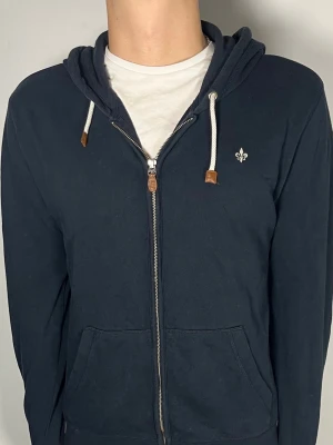 Morris zip hoodie - 👕 Plagg: ziphoodie                                                                 📏 Storlek: S                                                                🏷️ Märke/Modell: Morris                                           ✨ Skick: Fint skick                                                        💬 Vid frågor är det bara att skriva!                                                                                          🛍️ Gramenti