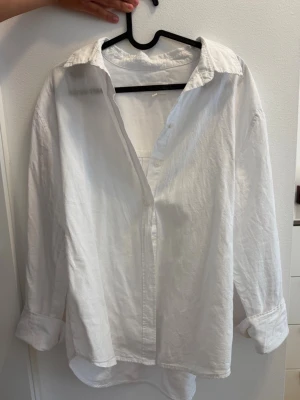 Vit oversized linne skjorta - Vit linne skjorta från Ginatricot. Fint material och i väldigt bra skick. Passar alla tillfällen både ensam eller layering. 