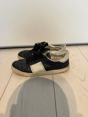  Valentino flycrew sneakers - Tja jag säljer ett par Valentino Flycrew sneakers! Storlek 41, skicket är okej! Lagade i hälen och lite slitna på utsidan men annars i bra skick! Har orginal sulorna med men har i en tillägsula nu för bättre stabilitet i skon! 