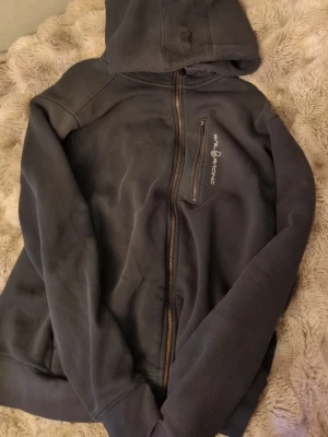 Sail Racing hoodie  - Använd men fortfarande i bra skick, storlek xl. Perfekt nu inför de kallare månaderna 