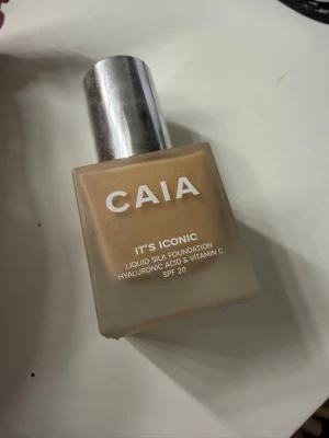 CAIA It's Iconic Foundation 3N - Flytande foundation från CAIA i nyansen 3N. Kommer i en fyrkantig glasflaska med silverfärgad kork. Innehåller hyaluronsyra och vitamin C samt har SPF 20. Ger en silkeslen finish och rymmer 30 ml.