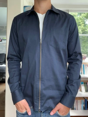 John Henric Overshirt  - Storlek M | Nyskick | Modellen är 186 | Skriv vid funderingar och frågor |