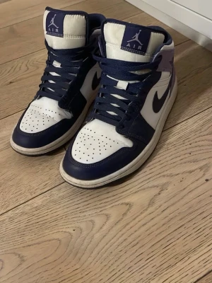 Jordan 1 Mid Lila - Dessa lila Jordans med snygg look. Säljer jag för att dem är för små. Fråga om du undrar över nåt. 