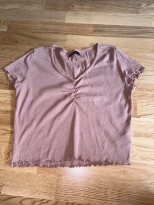 Topp House Brand stl M - Topp från House Brand i storlek M.  Nyskick, endast använd en gång.  Har pointelle blommor som mönster. 