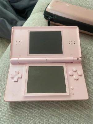 Rosa Nintendo DS Lite bärbar konsol - Säljer en rosa Nintendo DS klistermärke går och ta bort jätte bra skick och rolig att spela med har 3 spel med till den 