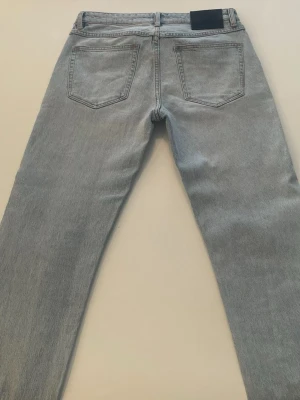 NEUW Jeans - Säljer ett par ljusblå jeans från NEUW Stockholm med modellen Ray Straight i storlek W30 L30 Hör av er vid intresse, pris och fler bilder:) 