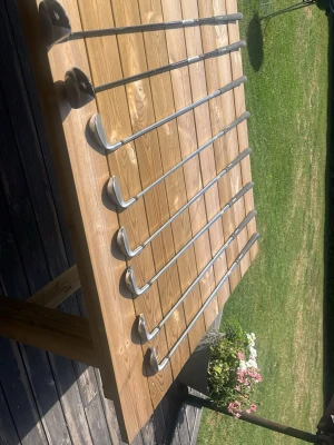 Prosimmon golf klubbor  - Säljer ett par golfklubbor efter att dem har blivit för enkla för mig. Det är 6 järn klubbor, pw-5 och 2 stycken trä klubbor t3 och t5. Klubborna är synligt använda!