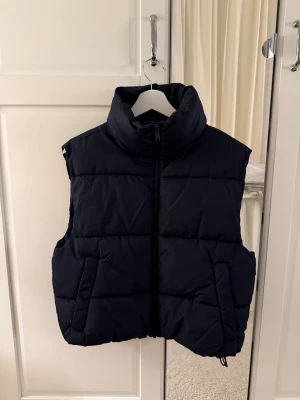 Svart puffer väst - Varm svart puffer väst från bikbok! Skriv vid frågor, köp gärna direkt💖