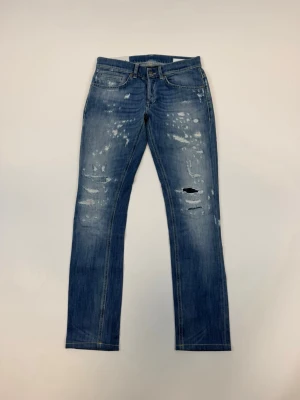 Dondup Jeans George  - Dondup Jeans George  Storlek 30 Ny pris 4000 kr Original slitningar från fabrik 