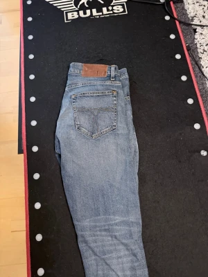 Tiger of Sweden jeans  - Ett par jeans från tiger of Sweden i en väldigt snygg färg. Skicket är väldigt bra då det inte finns några defekter och de är knappt använda. Modellen är pistolero och storleken är 29/32 