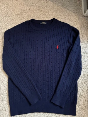 Mörkblå kabelstickad tröja Polo Ralph Lauren - Använd Max 5 gånger 