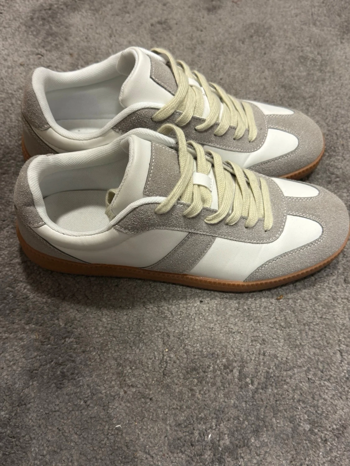 Vita och grå sneakers med mockadetaljer - 1